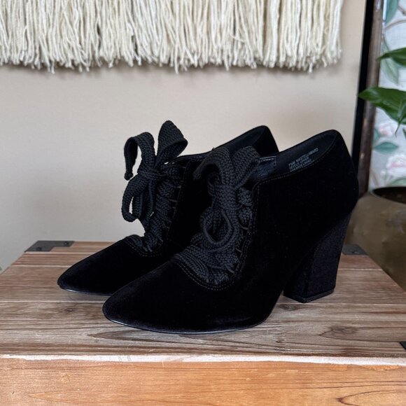 Nine West Stellamaro Black Velvet Goth Witchy Heeled Lace Up Bootie Size 7.5 - Picture 1 of 16